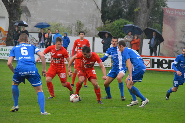 Während Pinkafeld (in Rot) auch nächste Saison den Ball in der Burgenlandliga führen darf, muss Güssing aus der 2. Liga zuschauen.