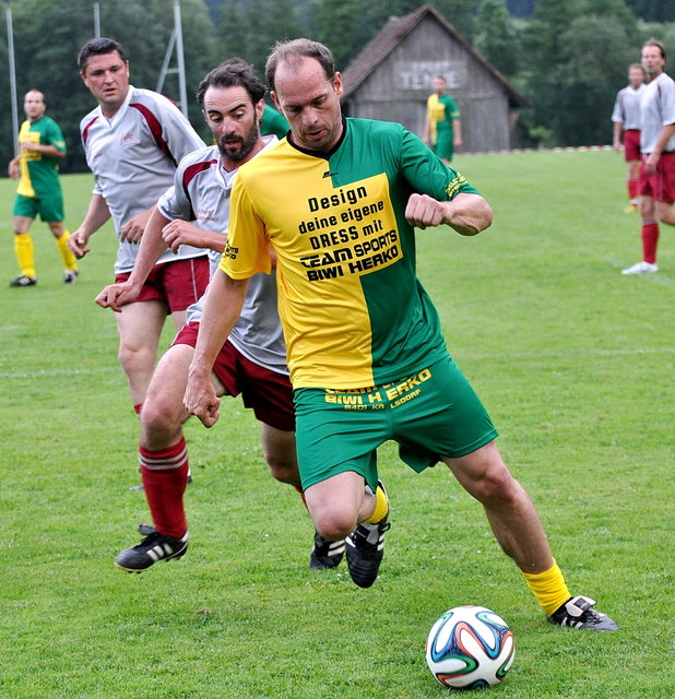 Das Gedenkspiel endete knapp mit 3:2 zugunsten der Legenden. | Foto: Harry Hörzer