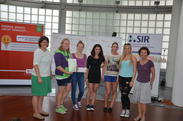LAbg. Barbara Siebert (li.) gratuliert dem Team der 3.C der HBLW Saalfelden, das von Germana Bernsteiner gecoacht wurde.                  Foto: Robert Kalss