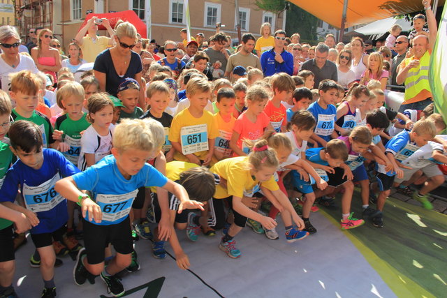 19. Salzkristall-Lauf der Stadt Hallein
Vom Kidsrun mit 300m über div. Schülerläufe, dem Salzburg Süd Lauf (auch als Team), Salomon City Trail 9.500m, Zebra Lauf 14.700m, Krone Halbmarathon 21.100m bis zum Kaiser Bier Walk 4.750m wird für jeden etwas geboten. | Foto: HKroBild