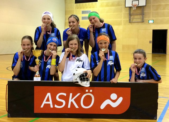 Österreichischer Meister U13  - hinten v.l.: Froschhammer Daria, Julia Zembacher (Trainerin), Kopp Celine; vorne: Wyk Maria, Trenker Sarah, Wolny Naomi, Ferdik Lisa, Jenewein Sarah;