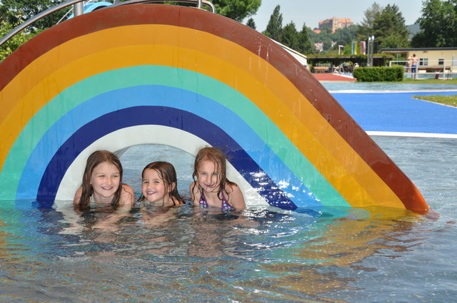 Dem neugestalteten Bad in Neulengbach gaben Marise, Clara und Lena die beste Note.