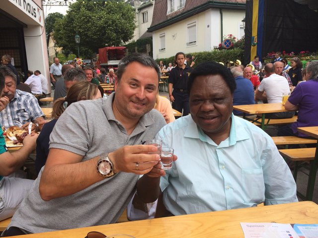 Pfarrer Monsignore Laurent und Bürgermeister Michael Cech stoßen auf den Erfolg des Feuerwehrfestes 2014 an