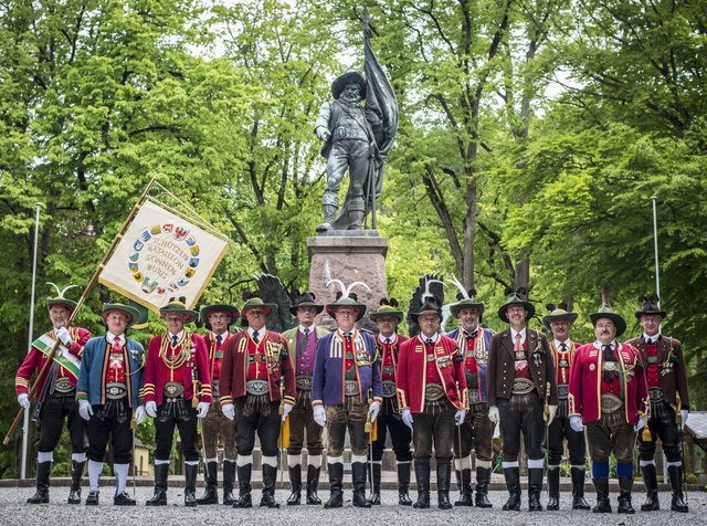 Bataillons-Kommandant Major Anton Pertl (Mitte) und seine Sonnenburger Schützen-Hauptmänner – am Freitag, 4. Juli werden die unterschiedlichen Trachten der Kompanien präsentiert. Natürlich im Beisein aller Marketenderinnen! | Foto: privat