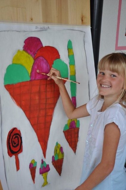 Julia hat viel Spaß an der kreativen Tätigkeit | Foto: KK