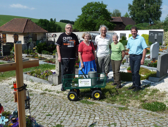 v.r. BM Engelbert Pichler, Obfr Rosa Pöchtrager, für
die Pfarrgemeinde - Hubert Zauner, Franziska Tremel, der Initiator der Aktion - Harald Markwirth