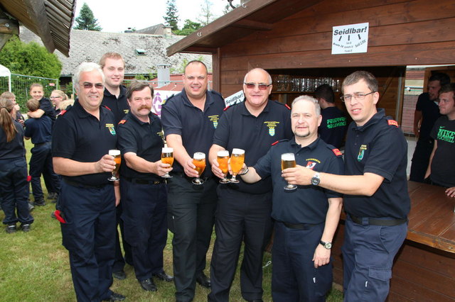 Gut bewirtet wurde die FF-Purkersdorf beim Feuerwehrheurigen in Rekawinkel, hier mit Kommandant Heinz Scheidtenberger.