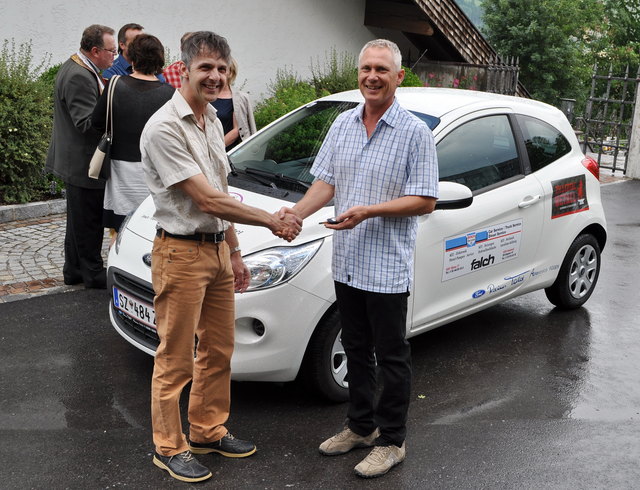 Übergabe des neuen Autos an den Geschäftsführer des Sozial-und Gesundheitssprengels Vorderes Zillertal Mario Wegscheider im Bild links durch Rainer Told, Auto Told Fügen