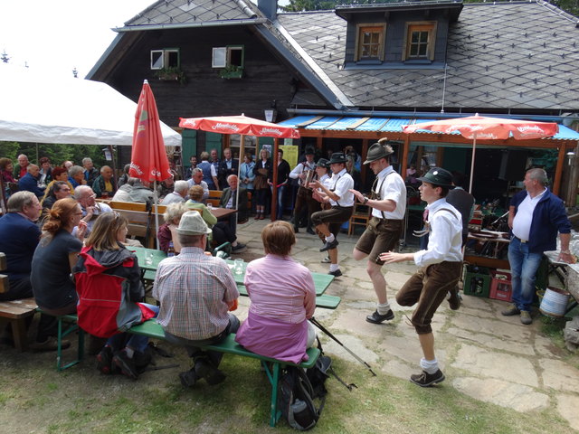 Die Mönichwalder Schuhplattler beim Auftritt vor der Kaltwiesenhütte