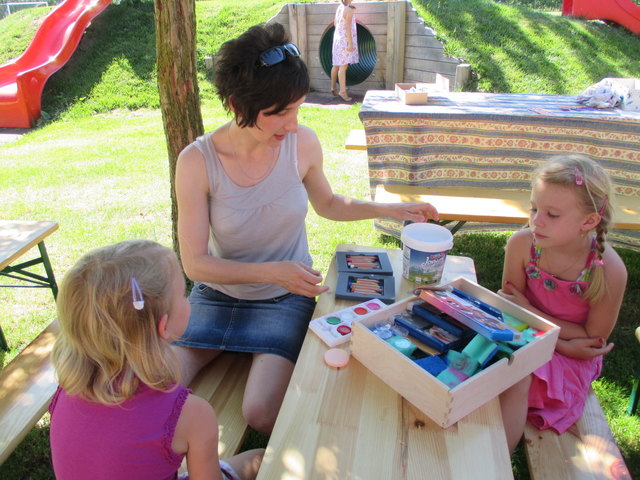 Maria Moik aus Raabau schminkte die zwei kleinen Mädchen. | Foto: Foto: KK