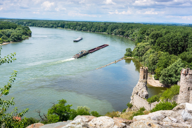 Die Burgruine steht auf einem Felsmassiv am Zusammenfluss von March und Donau