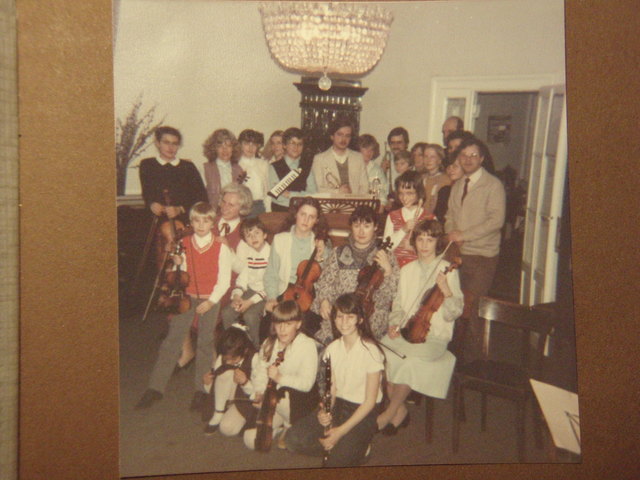 Schottenhofkammerorchester setzte sich aus verschiedenen Musikgruppen zusammen: Kinderdorf, Heilpädagogische Station des AKH, Studenten und Jungtalente die von Frau Prof. Renate Spitzner gefördert und geleitet wurden - leider waren im Chor auch Missbrauchsopfer der Kirchen in Österreich, die damals noch "schwiegen"