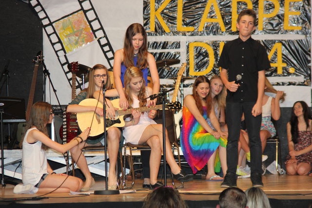 Gäste, Lehrer und Eltern waren von den Darbietungen der 14-jährigen Sänger und Instrumentalisten sehr beeindruckt. | Foto: Foto: KK