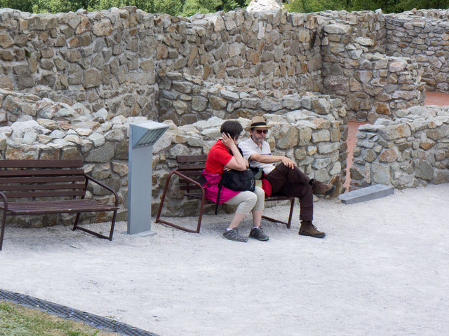 Geduldig warten Christine und Harald auf die umtriebigen Fotografen