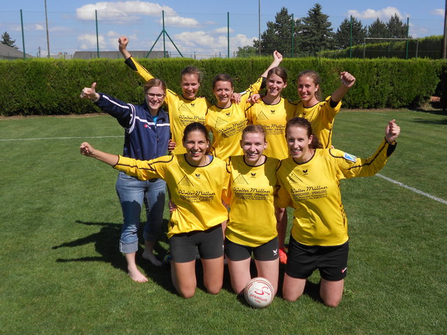 vorne: Verena Tuchny, Jasmin Münzker, Isabella Gass
hinten: Katharina Kratky, Anna Köck, Anna Schneider, Bettina Münzker (C) und Monika Decker (Trainer) | Foto: privat
