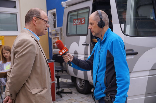 Neo-Bürgermeister Manfred Koller im Gespräch mit Radiomoderator Wolfgang Bauer.