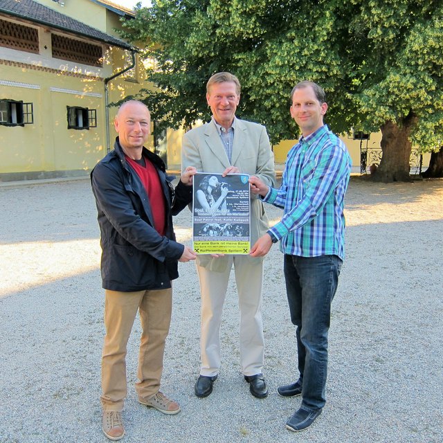 Foto v.l.n.r.: Bandmitglied Harry Sulzbacher, Mag. Andreas Ruschitzka vom Gut Marienhof, Bürgermeister Thomas Speigner;