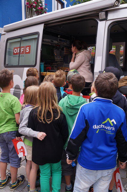 Die dritte Klasse der Volksschule Mühlbach ist gerade zu Gast beim ORF Gemeindetag. Die Kids lassen sich in die Kunst des Radio-Journalismus' einführen.