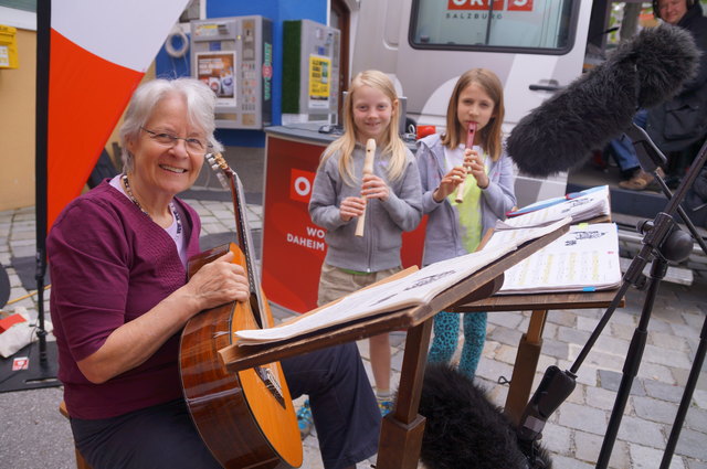 Anneliese Stemberger und ihre Blockflöten-Mädels Bettina und Johanna spielen die Mühlenpolka für die Hörer von Radio Salzburg am Gemeindetag.