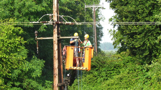 Auf Hochtourenarbeiteten die Monteure. Dennoch blieben Teile Höf-Präbachs über 12 Stunden ohne Strom. | Foto: Bgm. Taucher