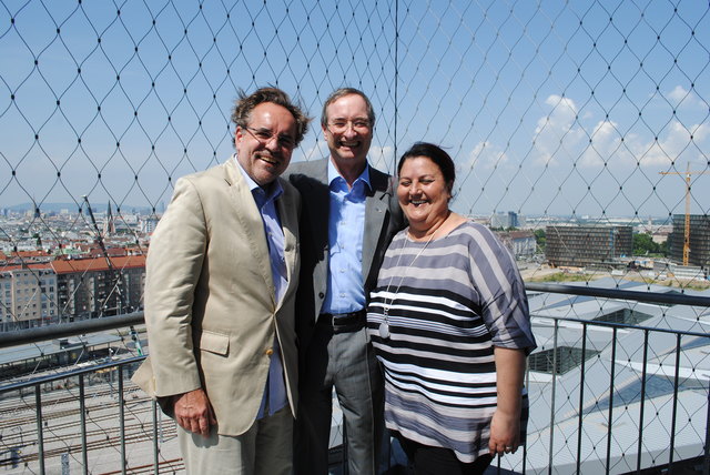 Michael Walter (Obmann Einkaufsstraßenverein Favoriten), Wirtschaftskammerpräsident Christoph Leitl und Margarete Gumprecht (WKO - Fachgruppenobfrau) überblicken das neue BahnCity-Gelände von der bahnorama-Plattform. | Foto: Franziska Bukowsky