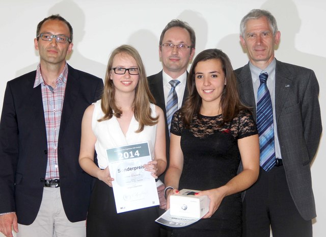 Von links: Prof. DI Hermann Bauernfeind (Projektbetreuer), Andrea Märzendorfer, GF Johannes Mahringer (Wacker Neuson Linz GmbH), Ivana Serdar, Prof. DI Alois Mair (Jurymitglied) | Foto: HTL