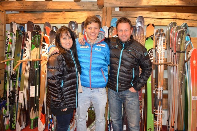 Biathlet Fabian Ulmer (Mi.) bedankte sich bei Astrid und Hermann Fröhlich für die Unterstützung. | Foto: Foto: privat