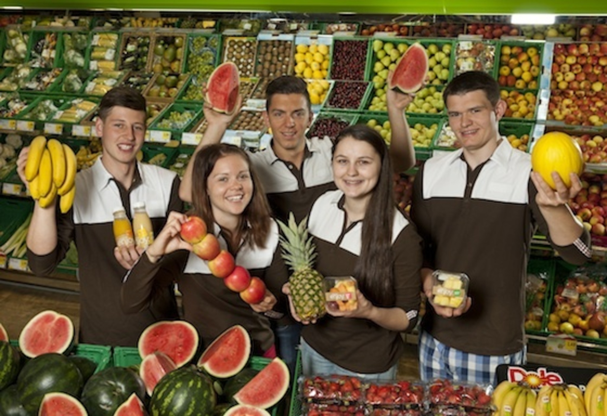 150 SPAR-Mitarbeiter wollen den größten Obstsalat der Welt schnipseln ...