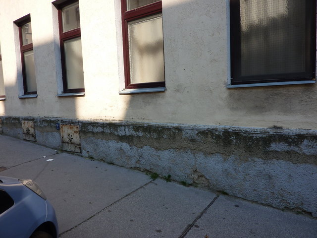 Theresiengasse: Diese Mauer ist dringend sanierungsbedürftig.