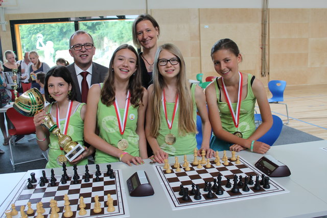 Magdalena, Miriam, Flora und Julia vom Gym Seekirchen (vorne) mit Direktor Hubert Kammerhuber und Betreuerin Alexandra Purwitzer