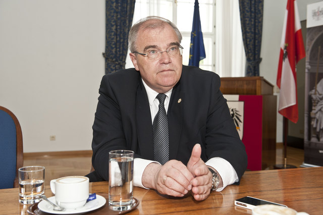 Justizminister Wolfgang Brandstetter im Interview mit Chefredakteurin Karin Strobl: "Teilweise würde ich die Gebühren gerne abschaffen, leider fehlen derzeit die Mittel." | Foto: Jantzen