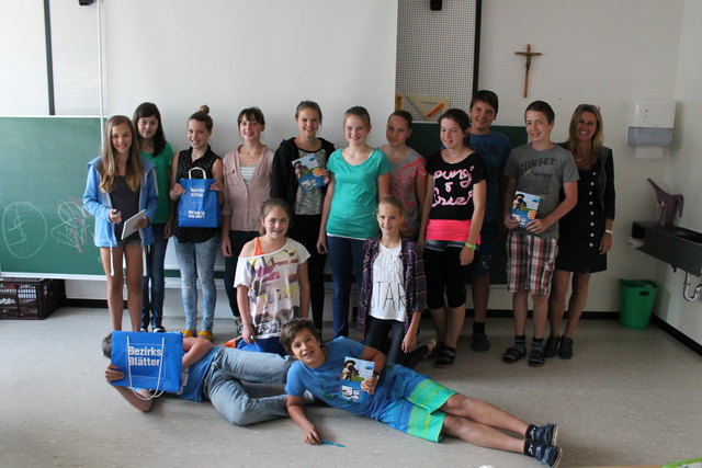 Das Redaktionsteam der Online Schülerzeitung "news4school" der NMS Umhausen mit Lehrerin Claudia Markt.