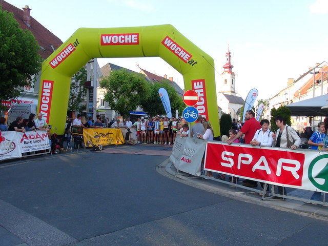 Durch den WOCHE-Bogen ging es ins Rennen.