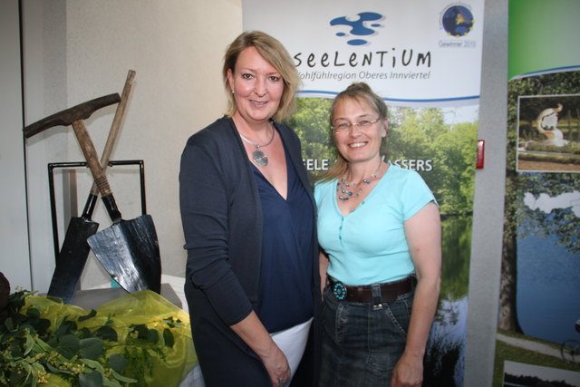 Die Moor-Gegend präsentierten Tourismusverbands-Chefin Patricia Outland und Maria Spitzwieser von Seelentium.