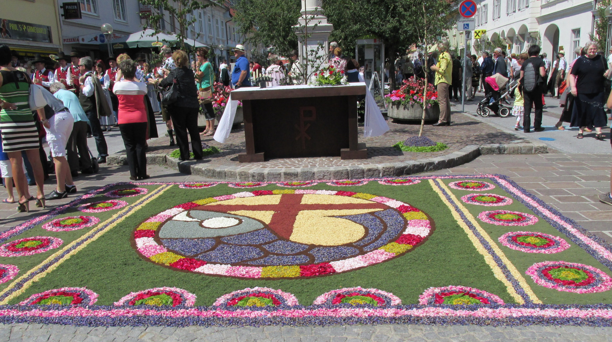 kunstvoll-gestaltete-blumenteppiche-zu-fronleichnam-deutschlandsberg