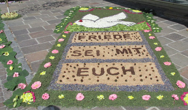 kunstvoll-gestaltete-blumenteppiche-zu-fronleichnam-deutschlandsberg