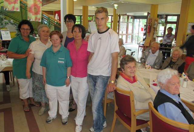 Gemeinsam wurde auf das Wohle der Jubilare angestossen