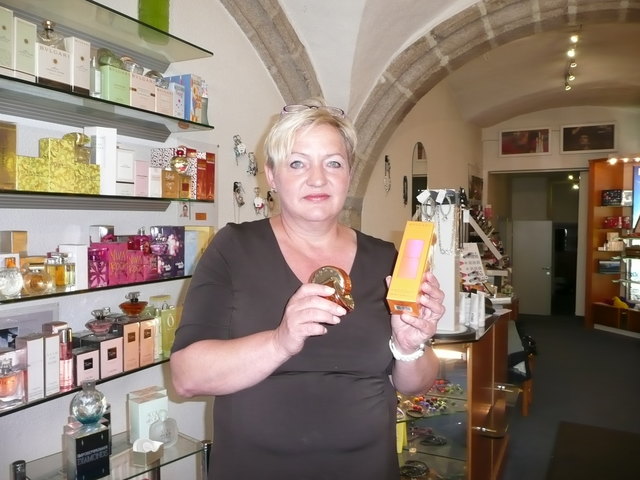 Beate Ullmann empfiehlt erfrischende, leichte Düfte für den Sommer, hier Bulgari. Bulgari hat zum neuen, verführerischen Duft auch das passende Körperöl mit Orange, Mandarine, Rosenholz und indischen Hölzern.