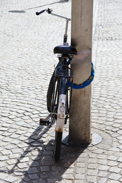 Zwei versperrt abgestellte Fahrräder waren für die Diebe kein Hindernis, sondern ein Transportmittel zum nächsten Tatort. | Foto: Bilderbox