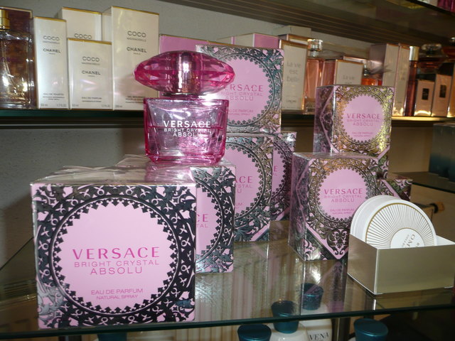 Versace hat einen neuen, fruchtigen Duft mit Granatapfel, Pfingstrose und Himbeere.
