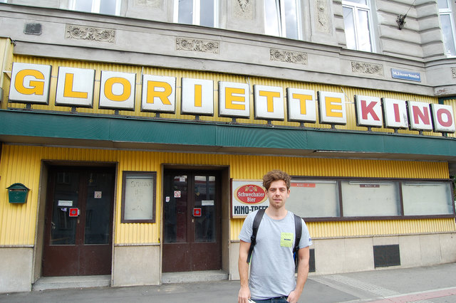 Spielende Kinder statt Filme: Daniel Dutkowski vor dem geschlossenen Kult-Kino.