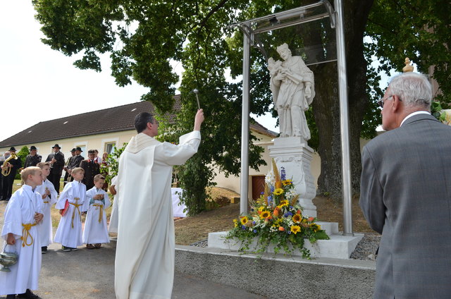 Segnung der Statue
