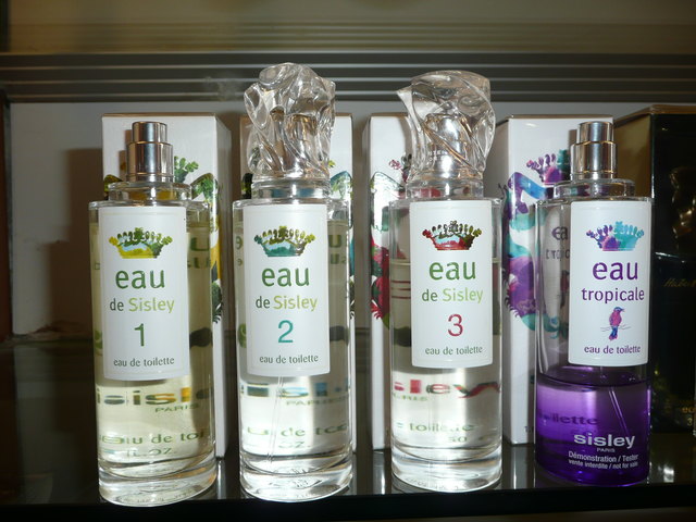 Die neuen Düfte von Sisley: Eau de Sisley Duft 1 mit Meeresfrische, Duft 2 mit Zitrusfrische und Duft 3 mit erotisch-frischen Essenzen wie Vanille und Eau Tropicale.