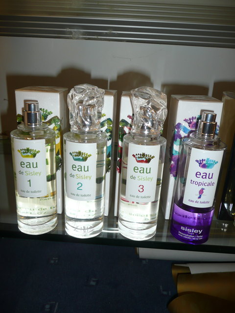 Die neuen Düfte von Sisley: Eau de Sisley Duft 1 mit Meeresfrische, Duft 2 mit Zitrusfrische und Duft 3 mit erotisch-frischen Essenzen wie Vanille und Eau Tropicale.