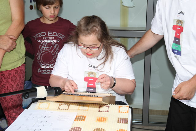 Daniela spielt solo  2 Stücke auf der Harfe