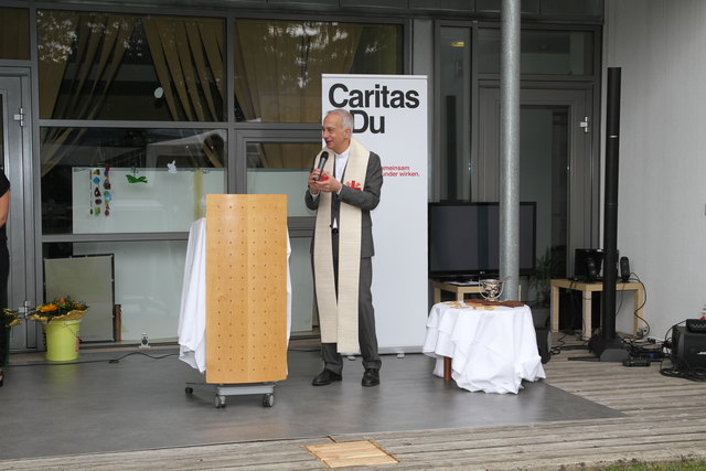 Michael Landau segnet die Kreuze