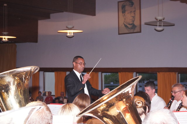 Sargento-Chefe José Cândido Santa Rosa dirigiert die Musikkapelle "Speckbacher".