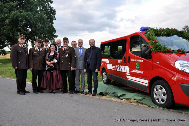 Bezirks-Feuerwehrkommandant Josef Murauer, Abschnitts-Feuerwehrkommandant Helmut Neuweg, Kommandant Thomas Martl, Frau Cäcilia Schäffer, Dir. Johann Traunwieser (Raiffeisenbank Peuerbach), Bgm. Herbert Lehner, Dr. Josef Öberseder (BH Grieskirchen), Dir. Leopold Ecklmair (Sparkasse Peuerbach) und LAbg. Erich Pilsner freuen sich mit der FF Langenpeuerbach über das neue Mannschaftstransportfahrzeug.