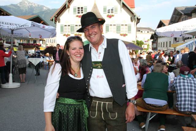 Über das tolle Dorffest freuten sich Carina Brandstätter und Organisator Alfred Feitzinger.