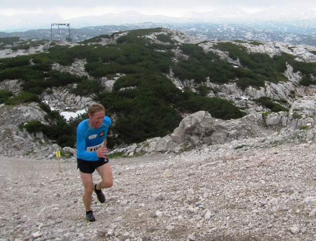 Foto Perstl/honorarfrei zur Veröffentlichung: Ex-Langlauf-Olympiasieger Christian Hoffmann auf dem Weg zum Sieg beim 2. Dachstein-Krippenstein-Berglauf;
